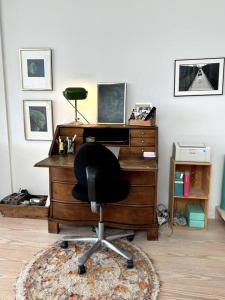 um escritório com uma secretária e uma cadeira num quarto em Unique boathouse. em Copenhaga