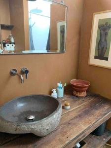 uma casa de banho com um lavatório de pedra e um espelho. em Unique boathouse. em Copenhaga