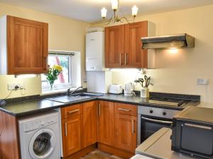 A kitchen or kitchenette at River Breeze