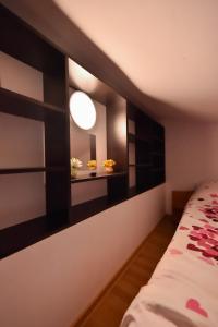 sypialnia z łóżkiem i lustrem w obiekcie Anne Apartament w mieście Năvodari