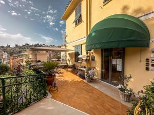 - un balcon dans un bâtiment avec un auvent vert dans l'établissement Hotel Villa Anita, à Santa Margherita Ligure