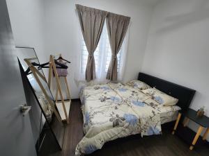 1 dormitorio con 1 cama y una ventana con cortinas en Bunga Rampai Homestay, Vista Bangi en Bangi