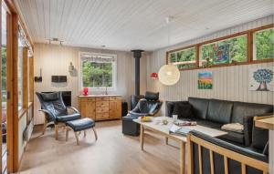 BedegårdにあるLovely Home In Nex With Wifiのリビングルーム(ソファ、テーブル、椅子付)