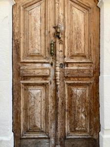 uma velha porta de madeira num edifício em Chroma Kastellorizo em Meyisti