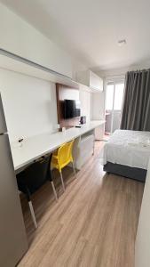 een kamer met een bed en een bureau en een bed en een bed bij Moov 2517 Studio Mooca in Sao Paulo