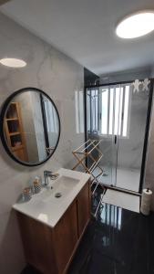 un bagno con lavandino e specchio di Apartamento Horizonte Azul Cullera a Cullera Altre 28 foto