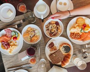una mesa con platos de comida para el desayuno. en Grand Hotel River Park, a Luxury Collection Hotel, Bratislava, en Bratislava