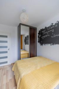 ein Schlafzimmer mit einem großen Bett und einem Spiegel in der Unterkunft Pet’s House Warsaw in Warschau