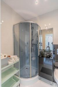 W łazience znajduje się szklana kabina prysznicowa i umywalka. w obiekcie Pet’s House Warsaw w Warszawie