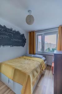 ein Schlafzimmer mit einem Bett und einem großen Fenster in der Unterkunft Pet’s House Warsaw in Warschau