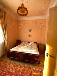 a bedroom with a bed and a chandelier at Guest House Getahovit in Getahovit