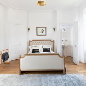 um quarto branco com uma cama e um lavatório em The Stay Well em Boulogne-sur-Mer