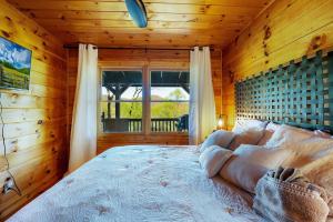 Una cama o camas en una habitación de A Rustic Hideout