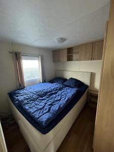 1 dormitorio con 1 cama en una habitación pequeña en RBR 662 - Beach Resort Kamperland, en Kamperland