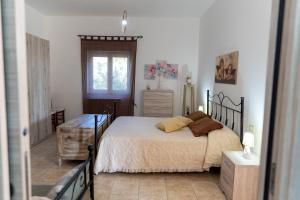 セルヴァ・ディ・ファザーノにあるvilla Bagordaのベッドルーム(ベッド1台、窓付)