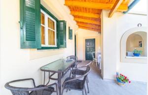 un patio con sedie e tavolo in un edificio di Corfu River House a Potamós