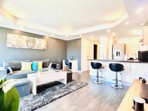 - un salon avec un canapé et une table dans l'établissement Magnifique appartement le Cannet,Cannes, Parking, Wifi, au Cannet