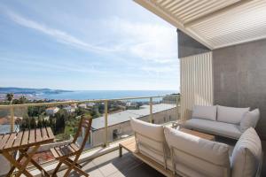 een balkon met uitzicht op de oceaan bij Blue Pearl Vue Mer in Nice