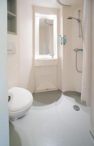 Koupelna v ubytování CiTi Hotel London Luton + 16 fotografií