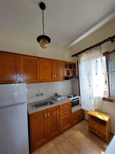 Kuchyňa alebo kuchynka v ubytovaní Violetta Studios & Apartments + 37 fotografií