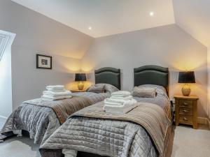 two twin beds in a room with two lamps at Mayflower - Uk43632 in Grange