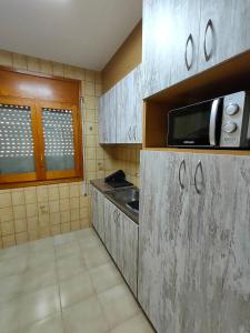 A kitchen or kitchenette at Ca la Mercè
