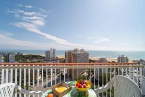 un bol de fruits sur une table sur un balcon dans l'établissement Residenza Puerto Do Sol, à Lignano Sabbiadoro