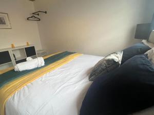 a bedroom with a large bed with a couch at CAPRI 13 SA's 3 bedroom home, close to Loughborough University and M1 in Loughborough