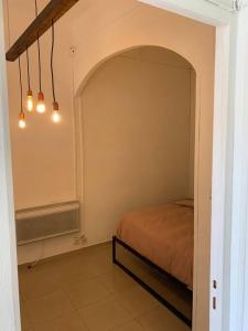 um quarto com uma cama e um arco com luzes em Entre gare Saint Charles et vieux port em Marselha