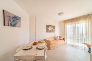 un salon blanc avec une table et un canapé dans l'établissement Residenza Puerto Do Sol, à Lignano Sabbiadoro 60 autres photos