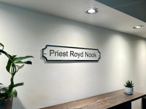 un panneau indiquant le premier nœud royal sur un mur dans l'établissement Priest Royd Nook - Luxury Lodgings, 