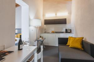 una pequeña sala de estar con sofá y mesa. en Terrazze dell'Etna - Country rooms and apartments, en Randazzo