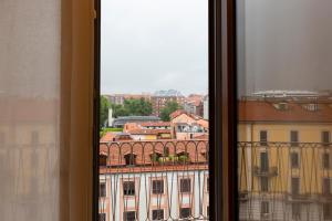 ein Blick auf eine Stadt aus einem Fenster in der Unterkunft Brenta Top Floor - MM3 Yellow Line in Mailand + 30 Fotos