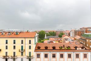 ein Blick auf eine Stadt mit Gebäuden in der Unterkunft Brenta Top Floor - MM3 Yellow Line in Mailand