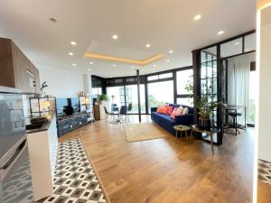 マルベーリャにあるApartamento Precioso Marbella Paseo Maritimoのリビングルーム(青いソファ付)、キッチン