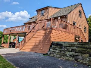 una grande casa con un grande ponte di legno di Alwar House: A mountain paradise a Piney Creek