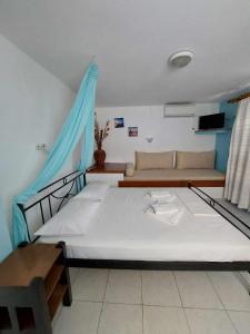 Posteľ alebo postele v izbe v ubytovaní Violetta Studios & Apartments