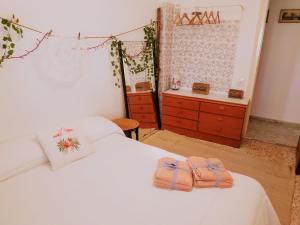 代爾特布雷的住宿－EBREHOME，一间带两张白色床铺和梳妆台的卧室