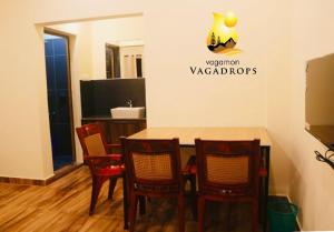 a room with a table and chairs and a television at VAGAMON VAGADROPS in Vagamon