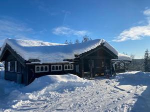 een sneeuwcabine met voetafdrukken in de sneeuw bij TRYSIL - Koselig norsk fjellhytte in Nybergsund