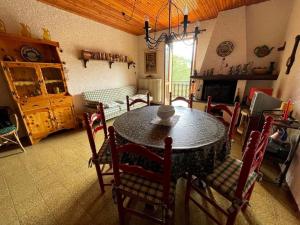 a dining room with a table and chairs in a kitchen at Appartamento panoramico Casa Gerro in Averara