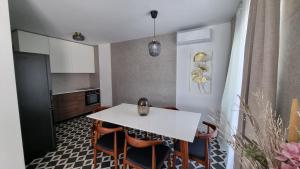 eine Küche und ein Esszimmer mit einem weißen Tisch und Stühlen in der Unterkunft Delta House - Alfa apartment in Zadar