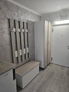 une pièce vide avec un banc et une porte dans l'établissement Chic Galati Apartment: Urban Escape, à Galaţi