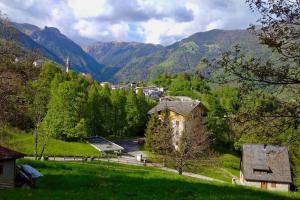 an old building in a field with mountains in the background at Appartamento panoramico Casa Gerro in Santa Brigida