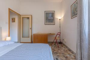 a bedroom with a bed and a table and a desk at Bologna Rimesse & Ospedale Sant'Orsola Apartment in Bologna