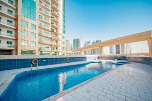 ein Schwimmbad in der Mitte eines Gebäudes in der Unterkunft Urban Caves - Chic Apartment With Balcony Near The Walk JBR in Dubai
