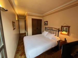 a bedroom with a large white bed in a room at Hospederia Sagasta in Torrecilla en Cameros