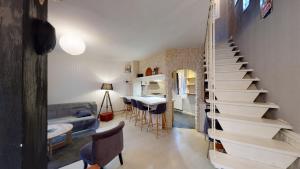 eine Treppe in einem Zimmer mit einem Wohnzimmer in der Unterkunft L'Episcopale - Maison 2 chambres in Albi