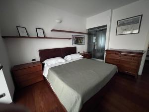 - une chambre avec un grand lit et une douche dans l'établissement Casa vacanze Attico sul lago di Lecco, a due passi dal centro con posto auto, à Lecco