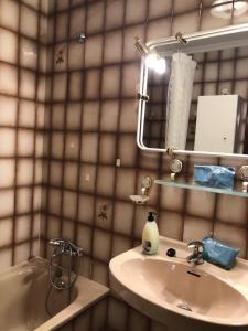 a bathroom with a sink and a bath tub at Apartamento Casa Belén Arriondas in Arriondas